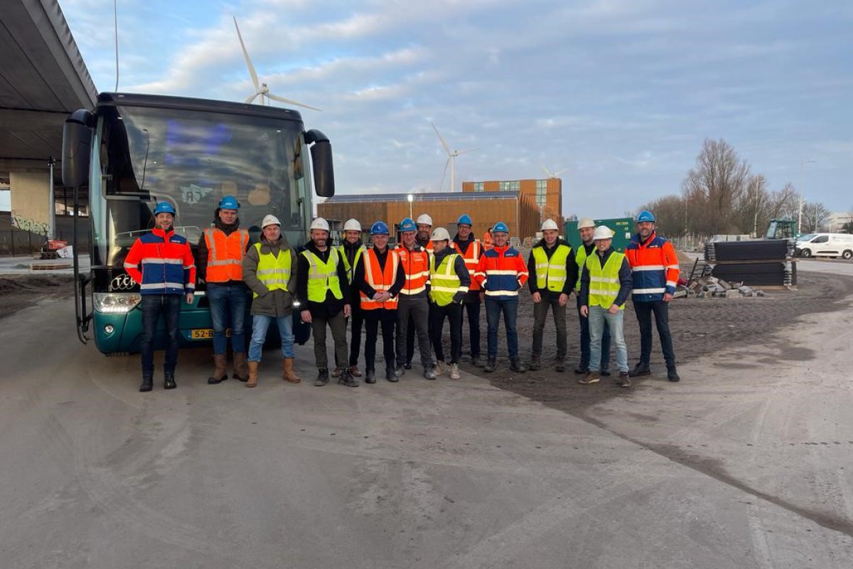 Groepsfoto tijdens de inspiratie bustour voor het hoofdkantoor van GMB